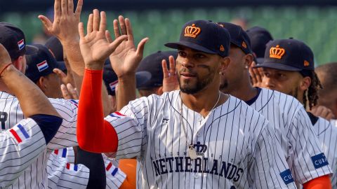 Xander Bogaerts celebrando la victoria de su equipo.