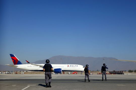 Pasajero de Delta es arrestado tras abrir la puerta del avión y desplegar el tobogán antes de despegar en Los Ángeles