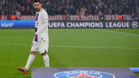 Lionel Messi abandona la cancha luego de la eliminación del PSG.