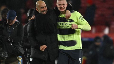Pep Guardiola (I), Erling Haaland (D)
