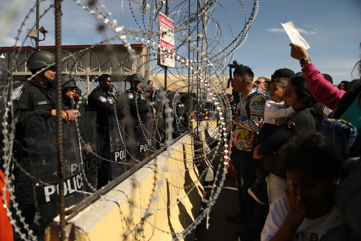 En las imágenes del puente Paso del Norte que conecta México y Estados Unidos se mostraban a migrantes presionando la cerca para poder pasar.