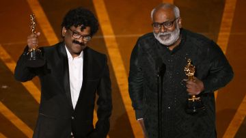 MM Keeravani y Kanukuntla Subhash Chandrabose recibiendo el premio Oscar.
