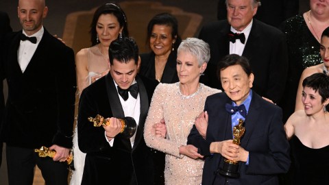 El elenco de la cinta "Everything Everywhere All at Once" en los premios Oscar 2023.