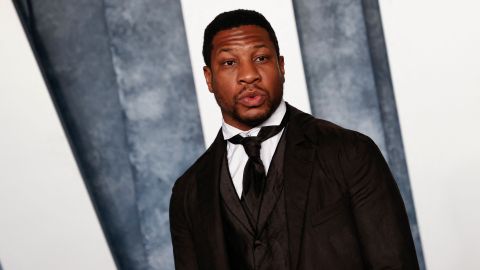 El actor estadounidense Jonathan Majors asiste a la fiesta de los Oscar 95 de Vanity Fair en el Centro de Artes Escénicas Wallis Annenberg en Beverly Hills