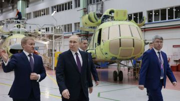 Vladimir Putin en una fábrica de aviación en Buryatia.