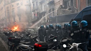 Hombres vestidos de negro y encapuchados generaron destrozos en Nápoles.
