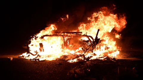 Los manifestantes prendieron fuego a la basura en las calles adyacentes a la plaza de la Concordia.