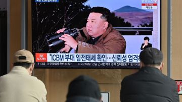 El líder norcoreano, Kim Jong-un, reveló en persona una ojiva nuclear.