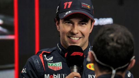 Checo Pérez atiende a los medios luego de obtener la Pole Position en Arabia Saudita.