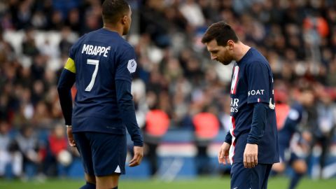 Kylian Mbappé y Lionel Messi abandonan el Parque de los Príncipes cabizbajos tras la derrota.