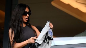 Kim Kardashian sostuvo una camiseta del jugador parisino Neymar Jr.