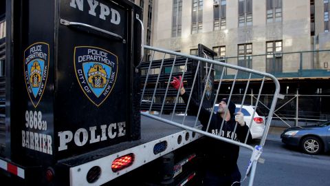 Elementos del NYPD instalan vallas frente a corte de Manhattan.