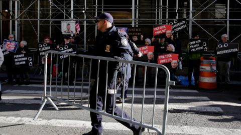 Fuentes policiales señalaron que las amenazas apuntan principalmente a la policía, los jueces y los funcionarios gubernamentales de Nueva York.