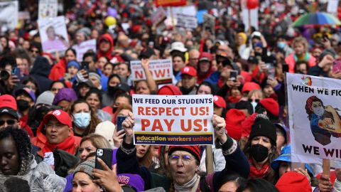 Los miembros de SEIU llevan trabajando sin contrato desde junio de 2020 y el convenio de los profesores expiró en junio de 2022.