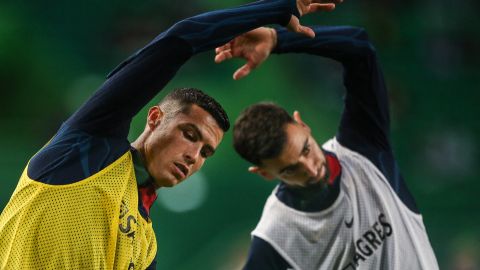 Cristiano Ronaldo (L) y Bruno Fernandes (R) antes del encuentro frente a Lietchstein.