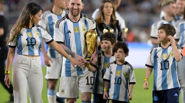 Messi comparte con Antonela y sus hijos en el homenaje a la selección Argentina.