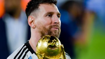 Lionel Messi sostiene la Copa del Mundo en el homenaje a la Selección Argentina.