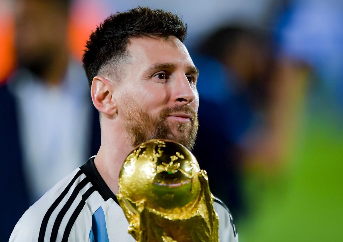 Lionel Messi junto a la Copa del Mundo. / Foto: Getty Images