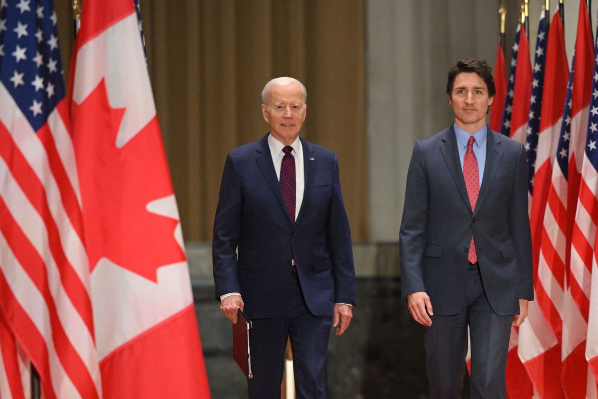 Joe Biden junto a Justin Trudeau en el parlamento de Ottawa, Canadá.