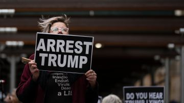 Manifestantes protestan contra el ex presidente Donald Trump