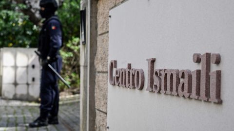 Un policía portugués hace guardia en el centro islámico Ismaili de Lisboa.