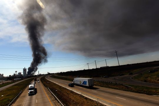 Video: Remolque que transportaba 42,000 libras de pollo se incendia en carretera de Texas