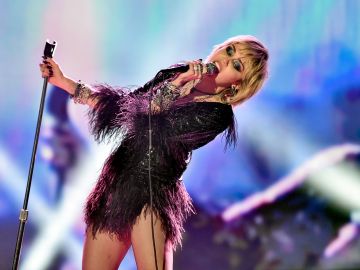 Miley Cyrus ha logrado posicionar 'FLowers' como la canción más escuchada durante varias semanas.