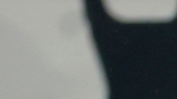 Edson Álvarez tras un choque con un rival.