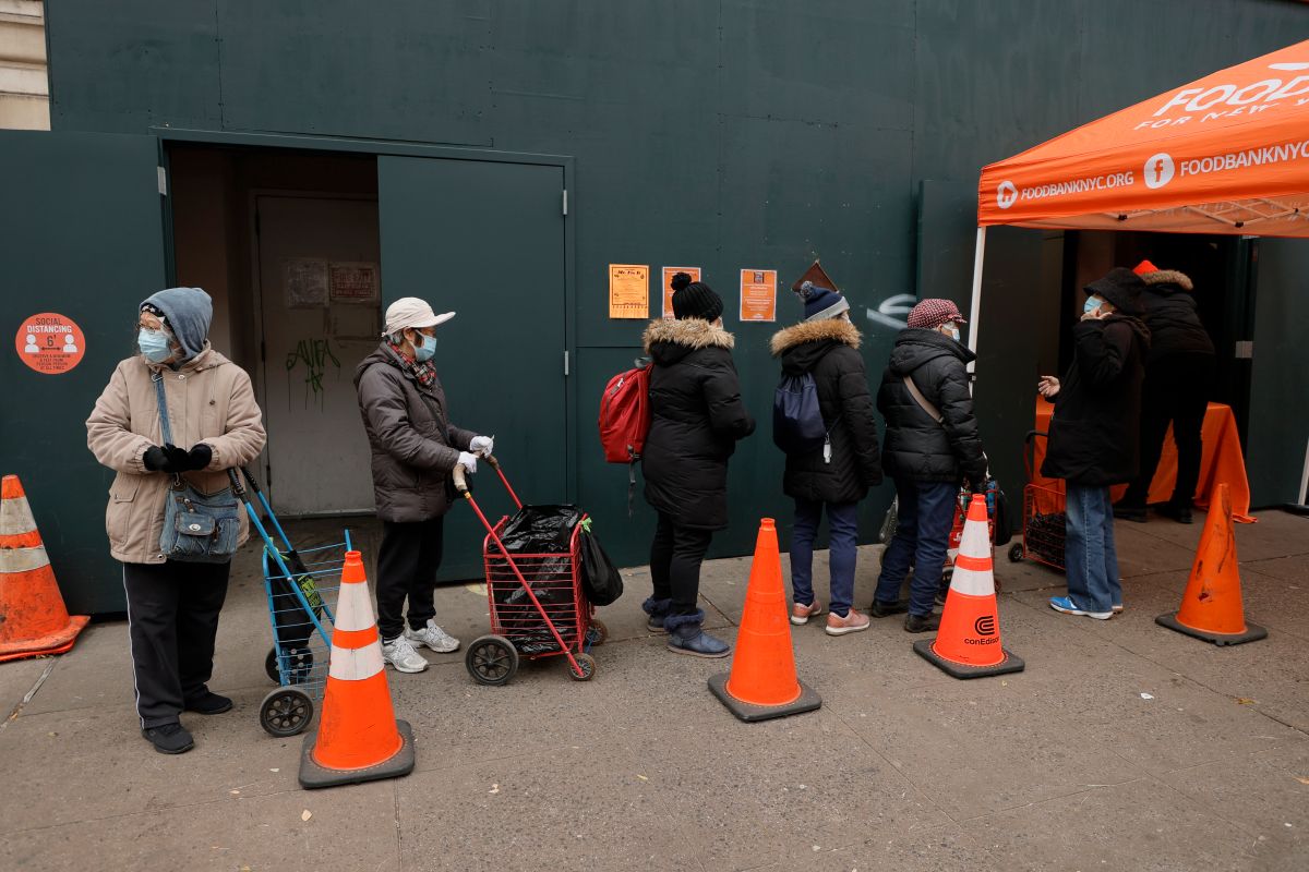 Personas hacen fila para recibir alimentos de Food Bank For New York City.