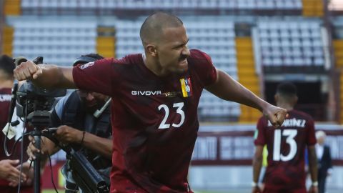 Imagen referencial. El atacante venezolano Salomón Rondón celebra un gol.