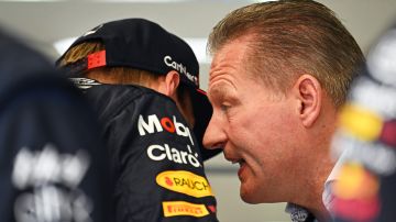 Jos Verstappen suele asistir con Max a todas las carreras.