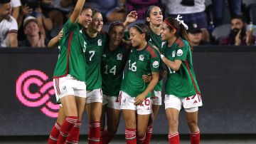 La selección femenil de México celebra un gol en la Copa Angelina 2022.