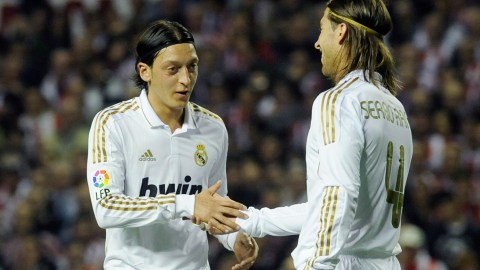 Mesut Ozil y Sergio Ramos cultivaron una gran amistad en el Real Madrid. / Foto: Getty Images
