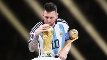 Lionel Messi besa la Copa del Mundo que conquistó en Qatar 2022.