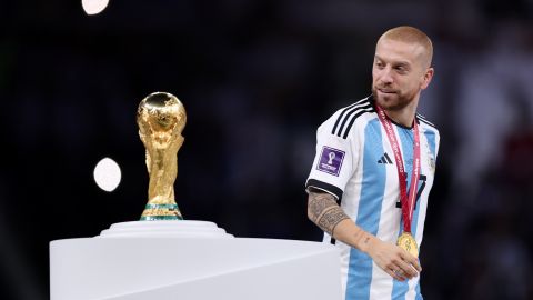 Papu Gómez levantó la Copa del Mundo con Argentina.