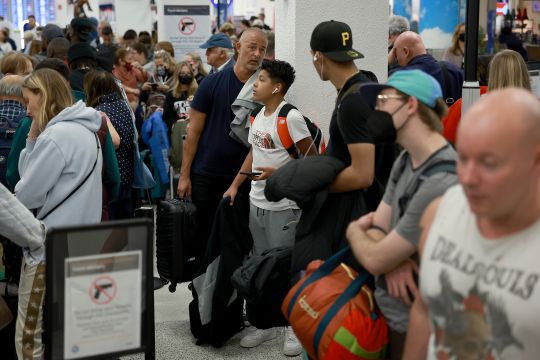 Hispano empleado de carga de aeropuerto de Miami robó celulares Samsung por valor de $1.2 millones