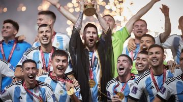 La selección de Argentina celebrando con la Copa del Mundial de Qatar 2022. / Foto: Getty Images