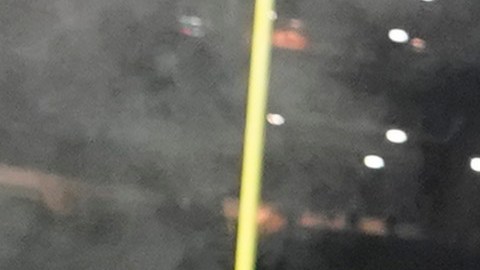 Aaron Rodgers (der.) tras salir de la cancha de Lambeau Field el 8 de enero.