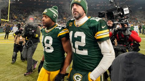 Aaron Rodgers (der.) tras salir de la cancha de Lambeau Field el 8 de enero.