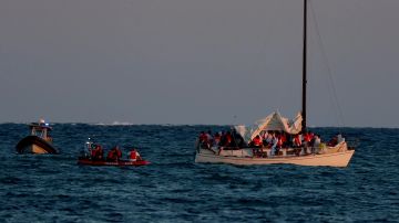 Un grupo de inmigrantes apiñados en un pequeño bote intentan llegar a las costas de Florida/ Foto referencial.