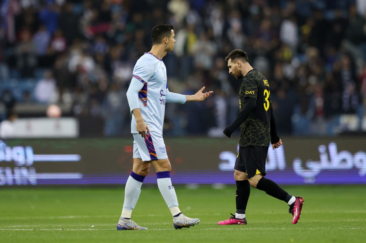 Cristiano Ronaldo y Messi en el partido amistoso entre el PSG y las estrellas de Arabia Saudita.