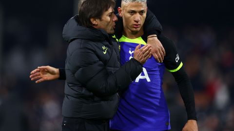 Antonio Conte (I) y Richarlison (D)