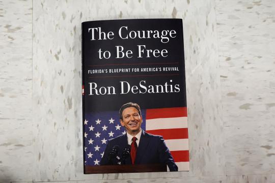 Sale a la venta libro de Ron DeSantis en donde se pone como modelo para Estados Unidos