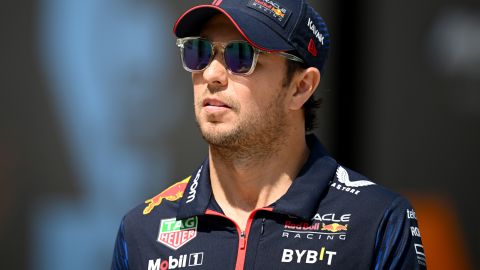 'Checo' Pérez fortalece su cuello en el gimnasio. / Foto: Getty Images