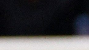 Joachim Andersen de Crystal Palace esconde su rostro con su camisa mientras interactúa con su compañero de equipo Marc Guehi.