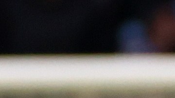 Joachim Andersen de Crystal Palace esconde su rostro con su camisa mientras interactúa con su compañero de equipo Marc Guehi.