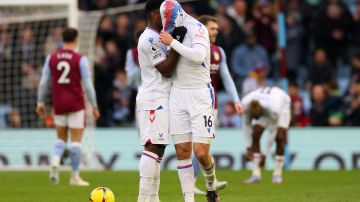 Joachim Andersen de Crystal Palace esconde su rostro con su camisa mientras interactúa con su compañero de equipo Marc Guehi.