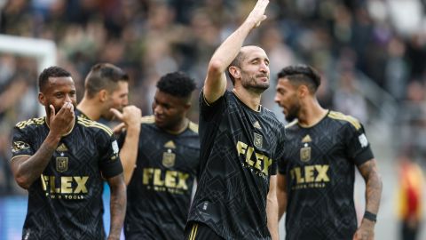 Giorgio Chiellini (C) celebra con sus compañeros el segundo gol del partido.