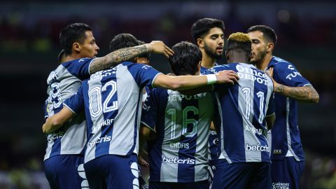 Jugadores del Pachuca celebran el gol de Jesús Hernandez.