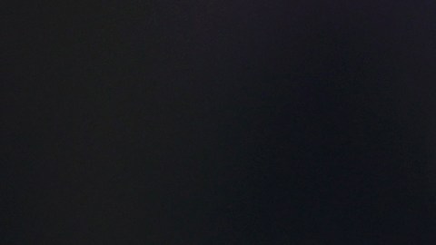 Karim Benzema se lamenta luego que el VAR anulara su gol.